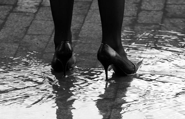 кожаные туфли в дождь