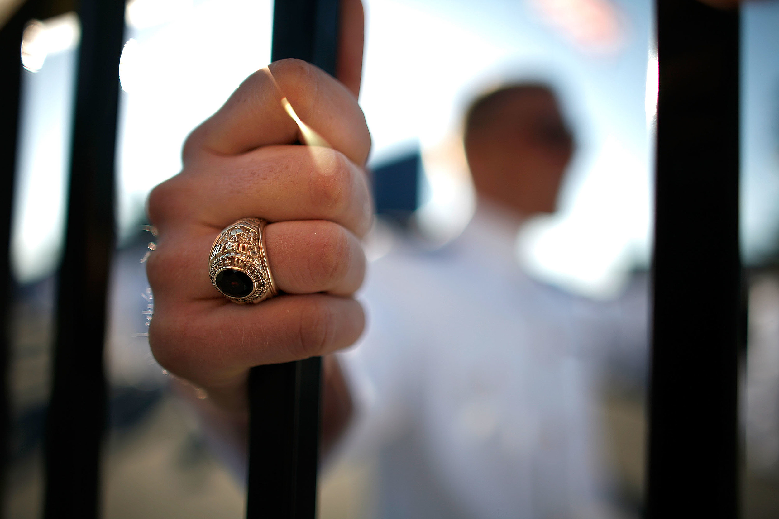 Мужчинам нельзя носить золото. Перстень на руке. Кольцо на мизинец мужское. Кольцо печатка на пальце. Уникальный перстень.