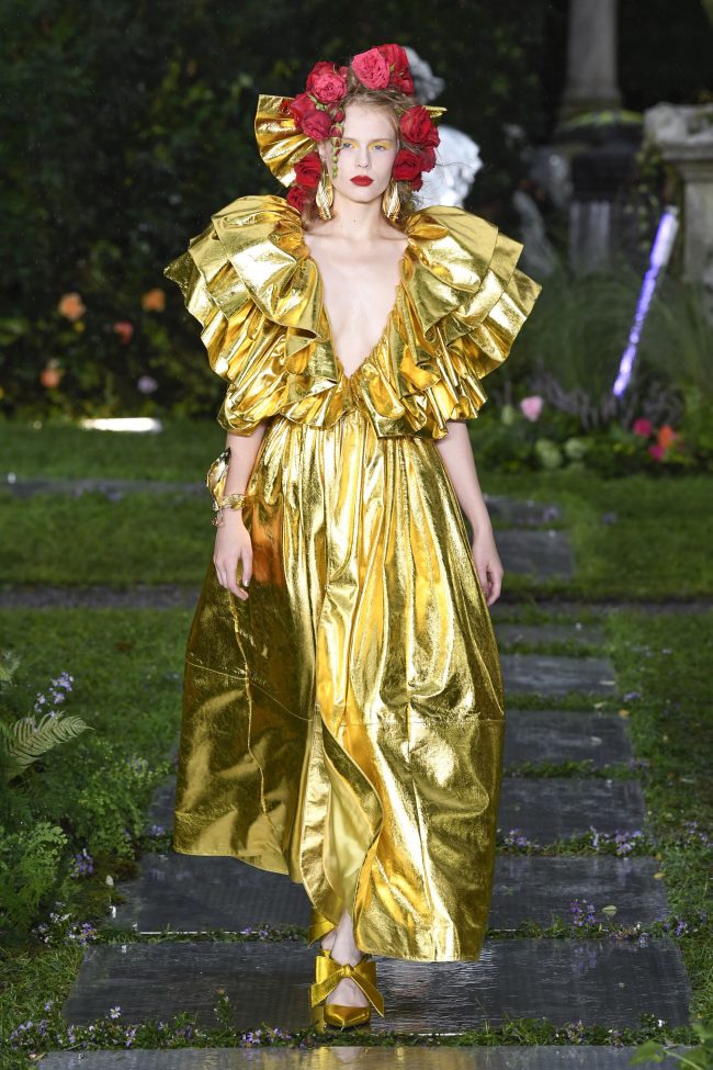 Золотистое платье с рюшами