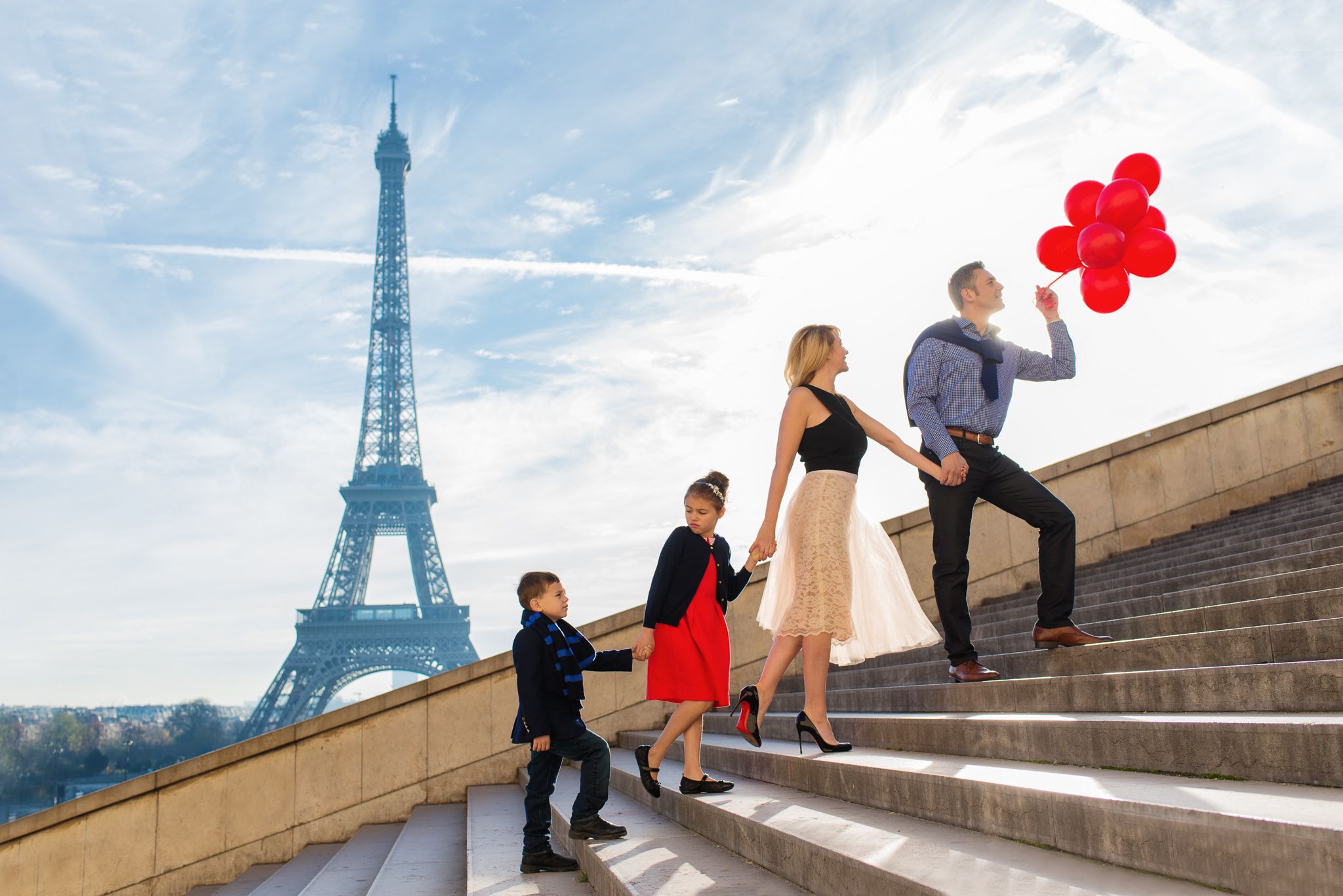 Семья французов. Семья во Франции. Семья в Париже. Дети на фоне Эйфелевой башни. Путешествие во Францию.
