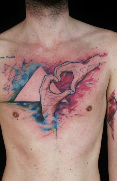 Татуировка любовь на груди