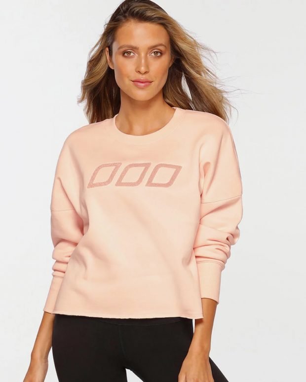 модные свитера 2019 2020: розовый с надписью
