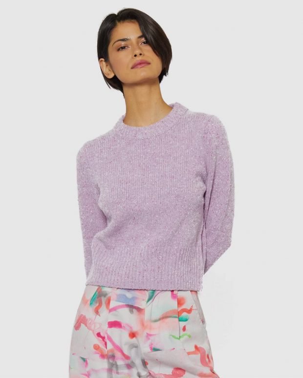 модные свитера: вязаный лиловый