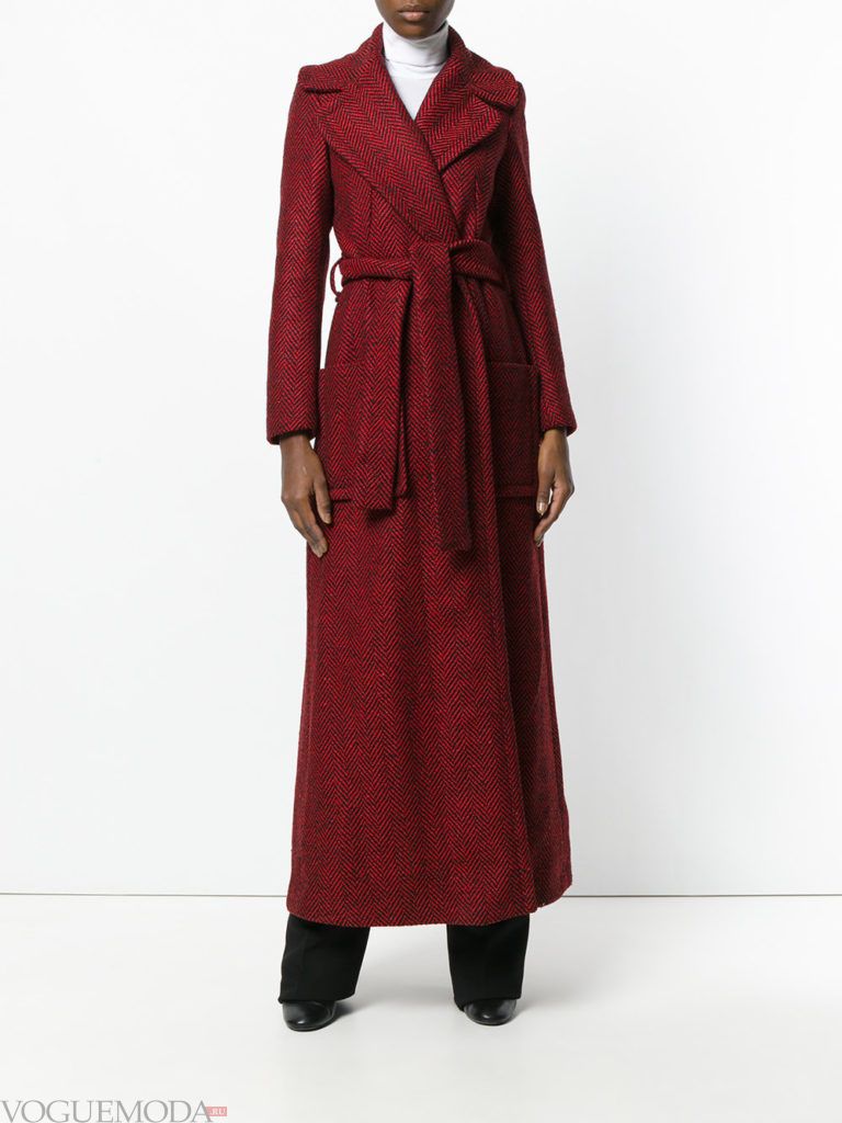 уличная мода длинное пальто бордовое