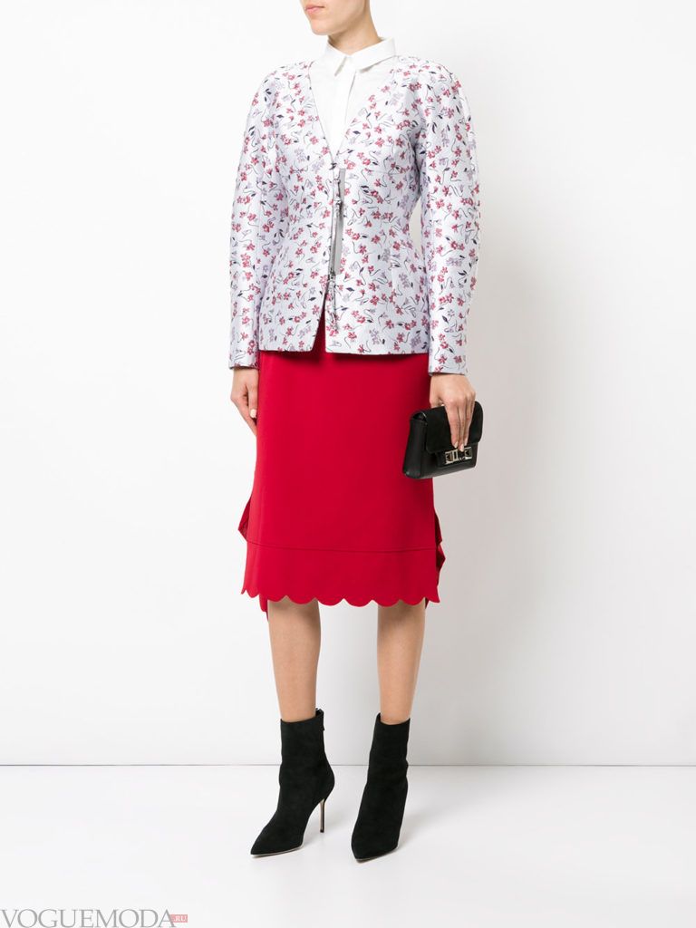 красная юбка с цветочным пиджаком