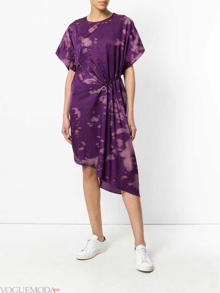 Модные цвета лето 2020: фиолетовое асимметричное платье с принтом