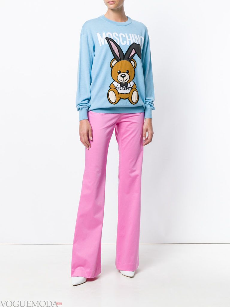 Модные цвета весна 2020: голубой свитшот и розовые брюки