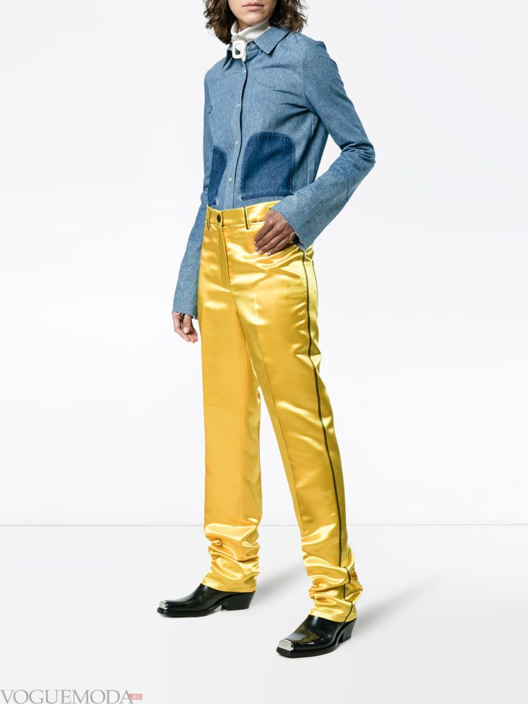 Модные цвета весна лето 2020: желтые брюки с лампасами и синяя блузка