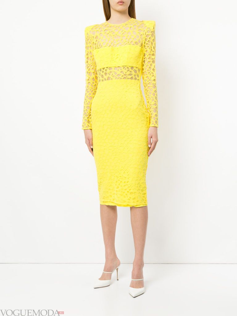 Модные цвета весна лето 2020 года: желтое кружевное платье футляр