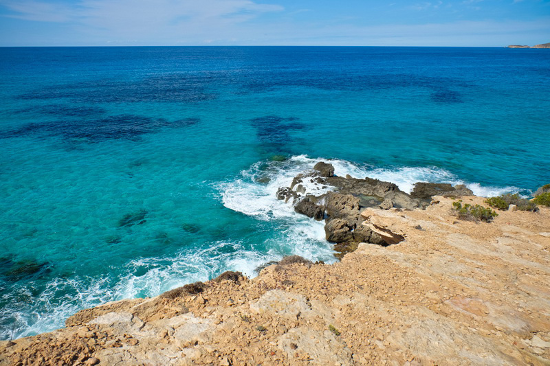 Загорать на этом пляже можно топлес, что многие девушки и делают 2016_0411_16230500