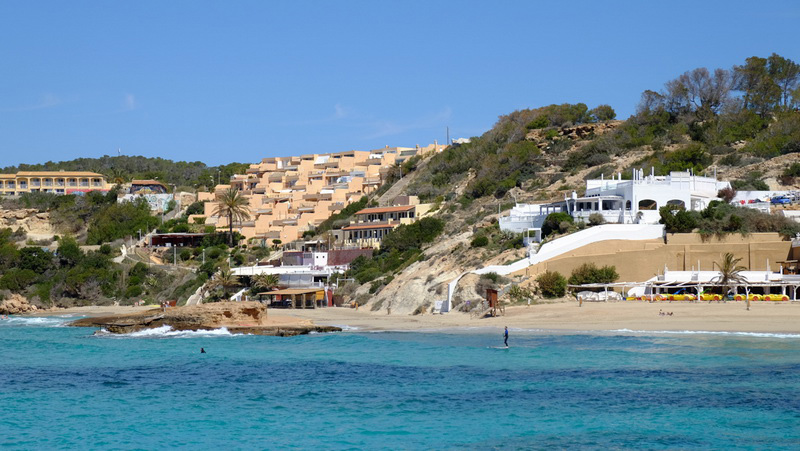 Загорать на этом пляже можно топлес, что многие девушки и делают DSCF5294