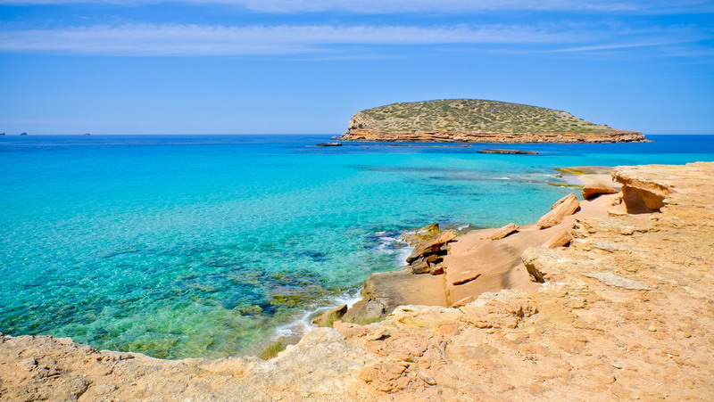 Однозначно один из самых фотогеничных пляжей на острове Пляж с бирюзовой водой