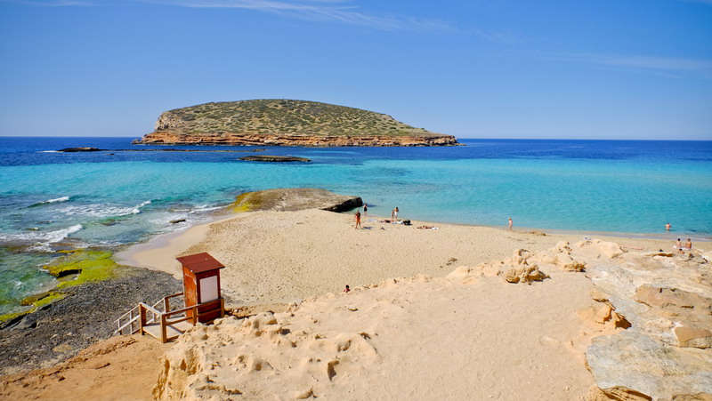 Сложно описать насколько божественно красивый этот пляж Плайя Конте фото пляжа на Ибице