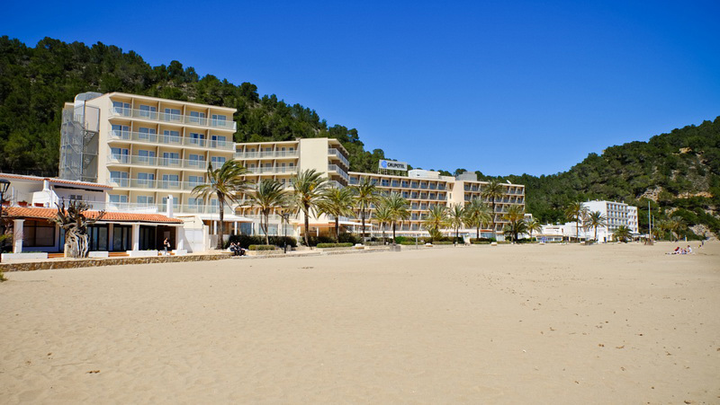 Просторный пляж с идеальным песочком и длинной береговой линией vincent0002