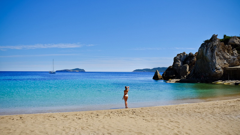 Просторный пляж с идеальным песочком и длинной береговой линией песчанный пляж на Ибице