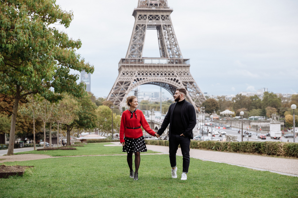 Ли париж. Париж город любви. Париж люди. Свадьба возле Эйфелевой башни. Человек на фоне Парижа.