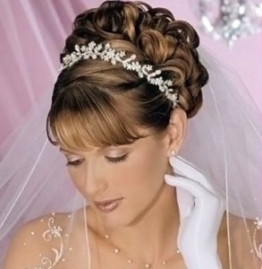 свадебная причёска с чёлкой на длинные волосы фото с фатой