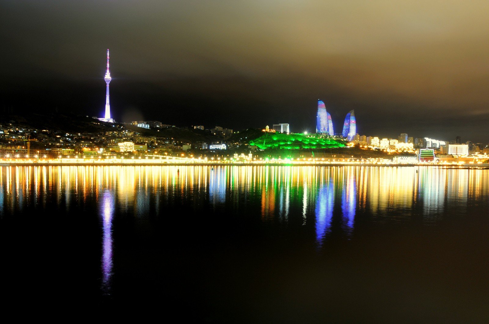 Баку сеул. Речевой этикет Азербайджана. Baku ночью город. Деловой этикет Азербайджана. Картина ночного Баку.