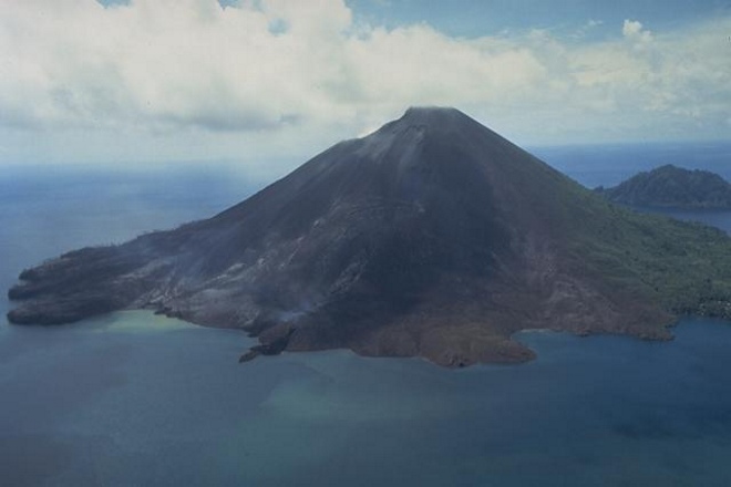 Остров Банда-Апи - активный вулкан