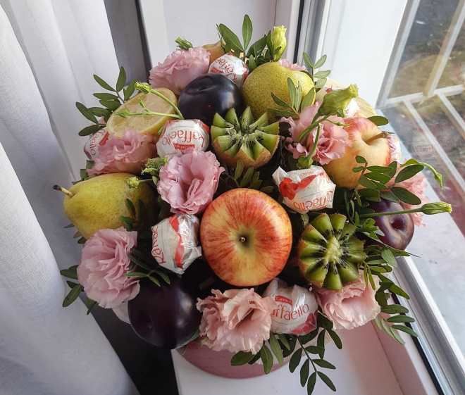 коробка с цветами и фруктами