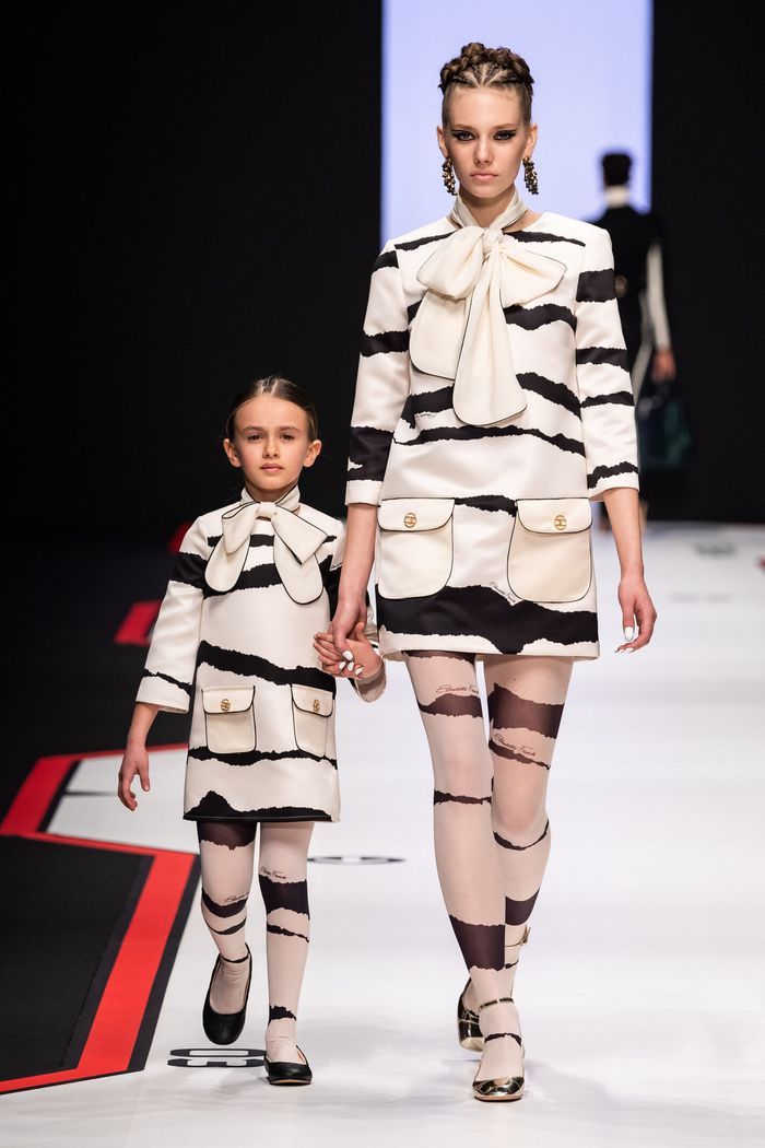 Модное черно-белое платье Elisabetta Franchi Модное черно-белое платье Elisabetta Franchi