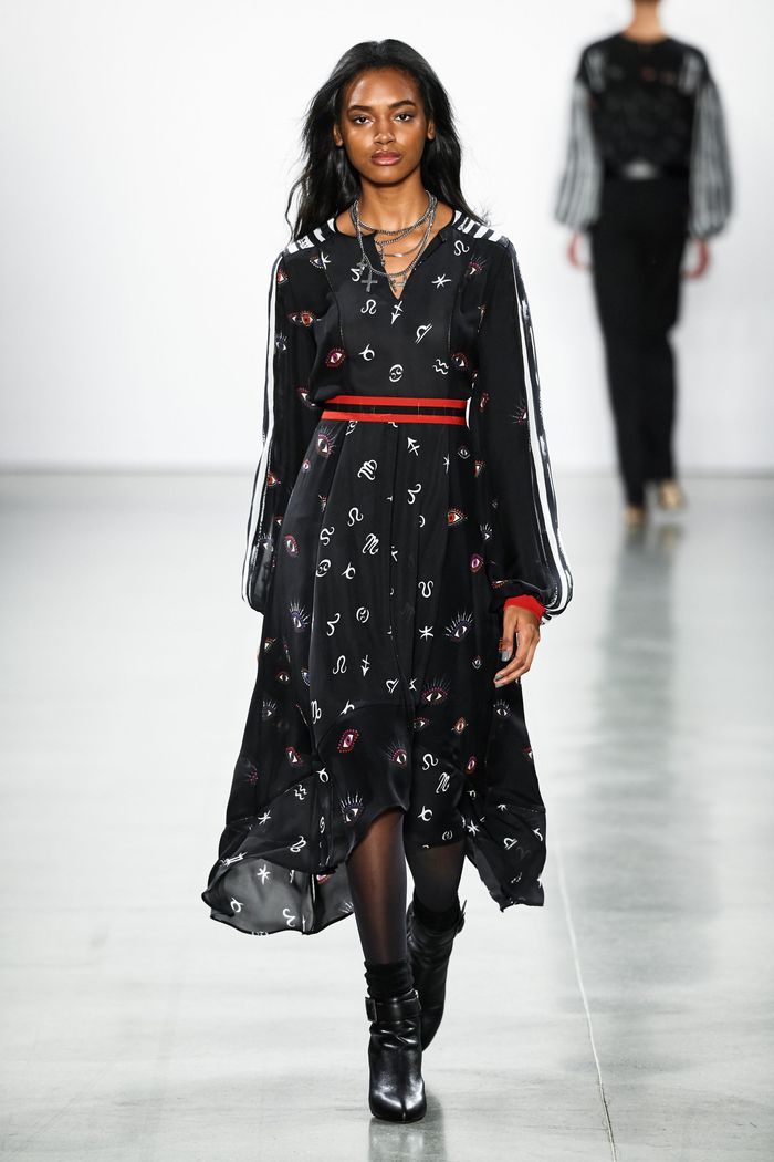 Черно-белое платье с кружевом Carolina Herrera Черно-белое платье Nicole Miller