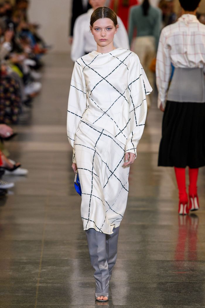 Модное платье в черно-белую клетку Victoria Beckham Модное платье в черно-белую клетку Victoria Beckham