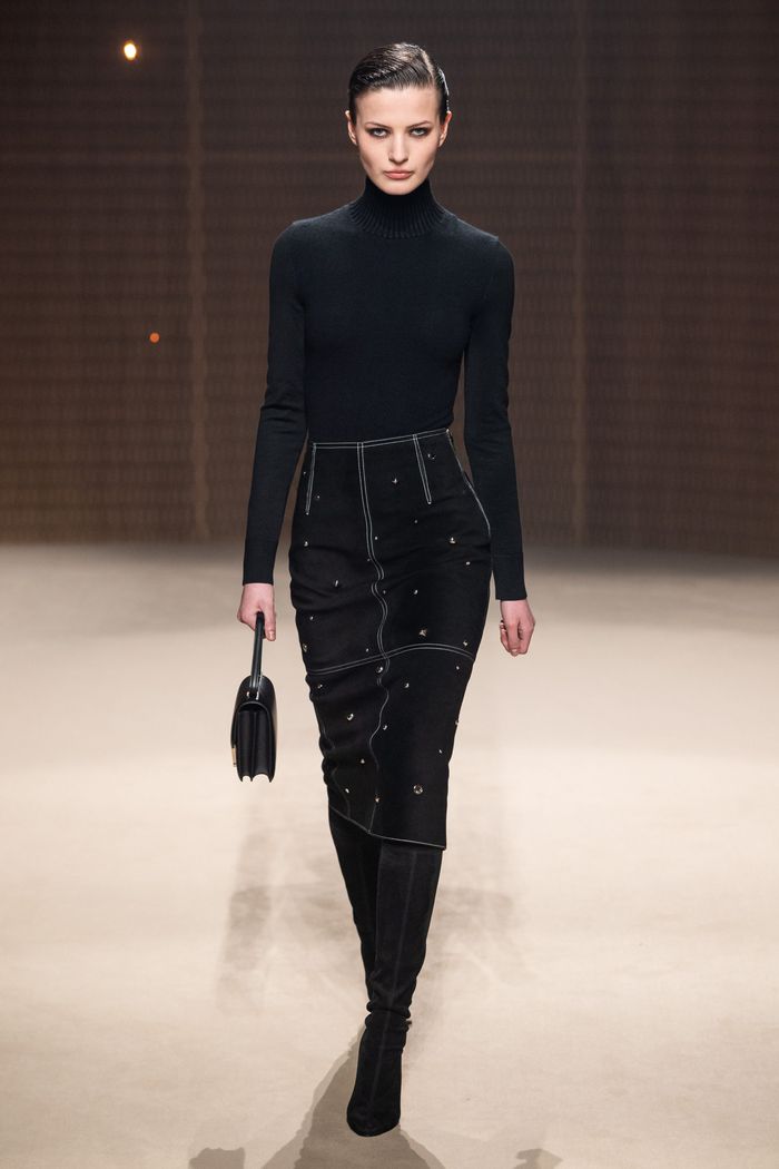 С чем носить замшевую черную юбку. Образ из коллекции Hermès