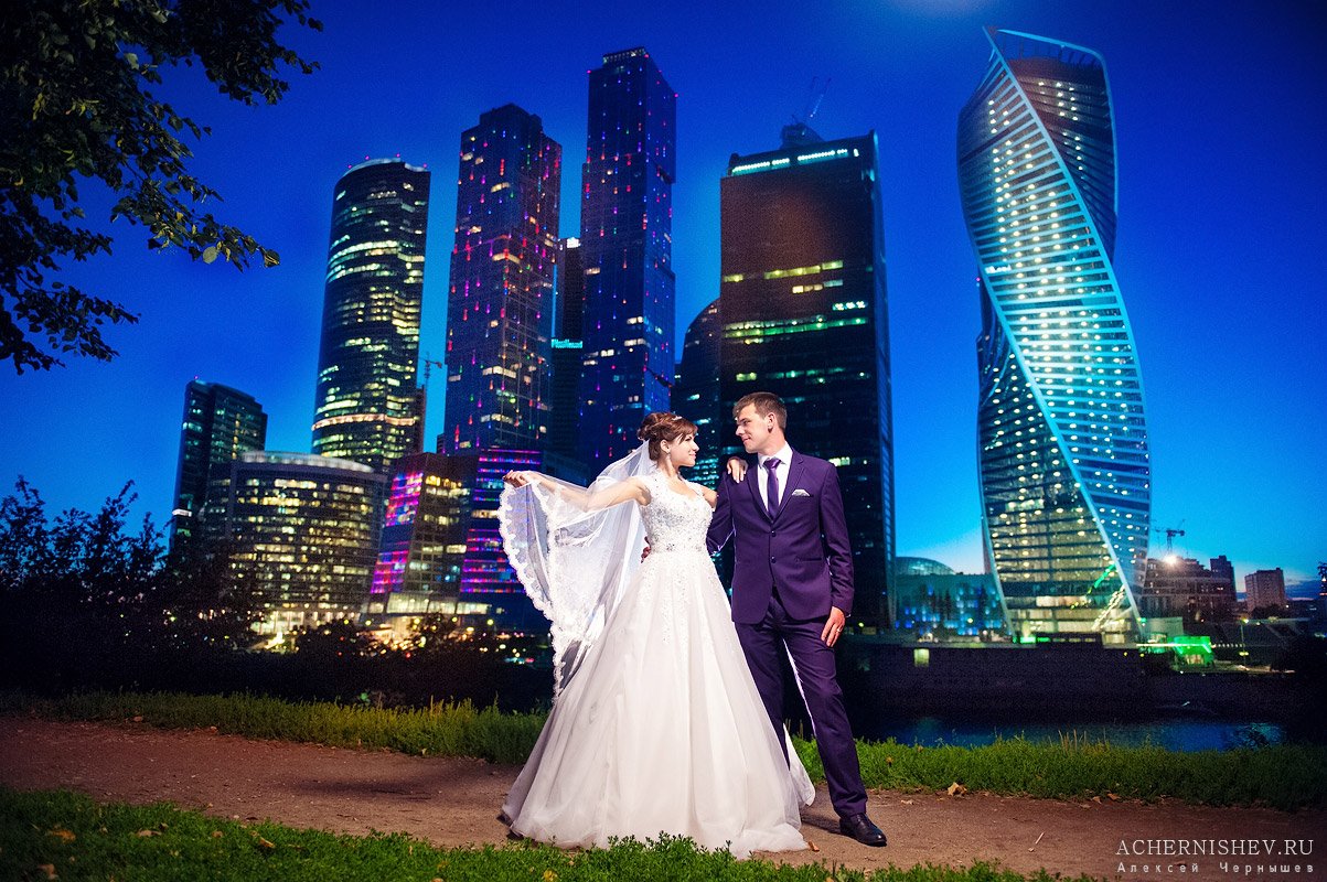 ночная фотосессия жениха и невесты на фоне Москва Сити