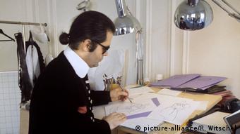 Fashion designer Karl Lagerfeld in his Parisian studio in 1979 (picture-alliance/R. Witschel)