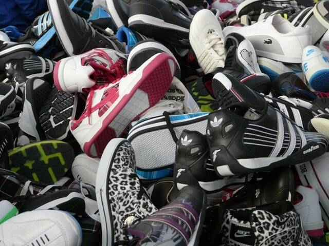 sneakers-73931_1280