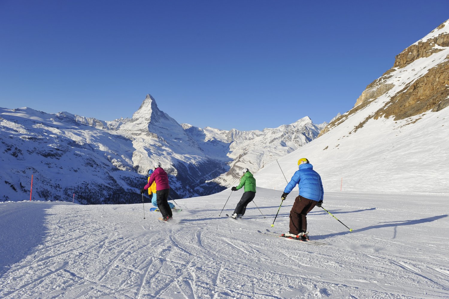 Горнолыжки рядом. Церматт горнолыжный курорт. Церматт Швейцария горнолыжный. Швейцария Альпы горнолыжка. Зермат лыжный курорт.