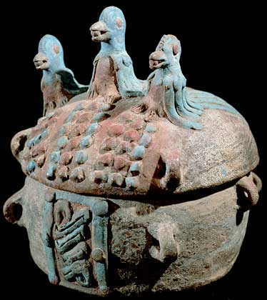 КЕРАМИЧЕСКАЯ УРНА – образец гончарного искусства майя.    IGDA/G. Dagli Orti