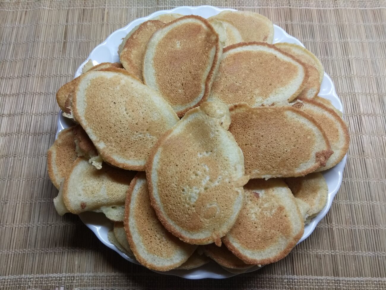 Оладьи из манки на молоке. Оладьи с манкой. Оладьи с манкой на молоке. Манные оладьи на молоке. Печенье оладушки.