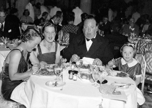 Альфред Хичкок с дочерью и женой
