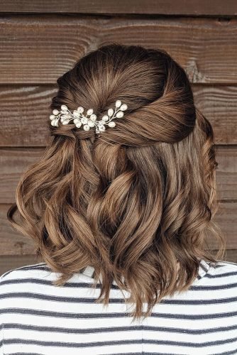 wedding guest hairstyles half up half down on short rown hair with pearls bridal_hairstylist