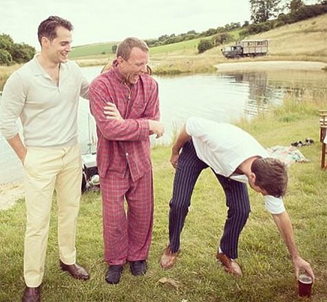 Утро после свадьбы: Гай Ричи в пижаме, Генри Кавилл тянется за стаканом с пивом, и лишь Арми Хаммер (слева) выглядит вполне бодро. Фото: Instagram.com/guyritchie.