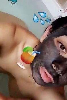 Проказница Charli XCX засветила сиськи в ванной для SnapChat, 2016